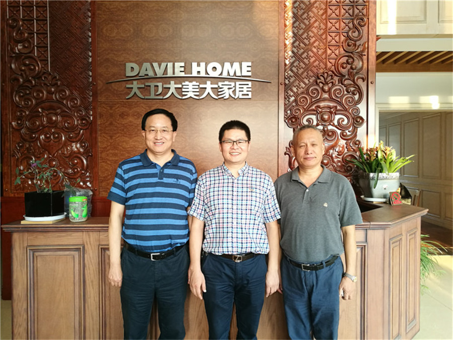 中国木材与木制品流通协会会长刘能文、副会长兼秘书长李佳峰一行莅临押球(中国)一站式服务平台参观指导.jpg