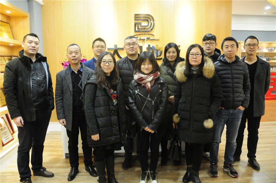 中装互联网家装会一行与押球(中国)一站式服务平台合影.jpg
