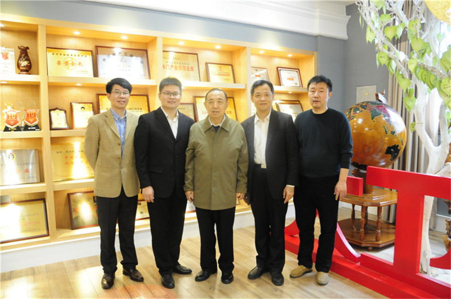 国家人社部原副部长杨志明（左三）一行莅临押球(中国)一站式服务平台参观指导，押球(中国)一站式服务平台董事长蒋卫（左二）.jpg