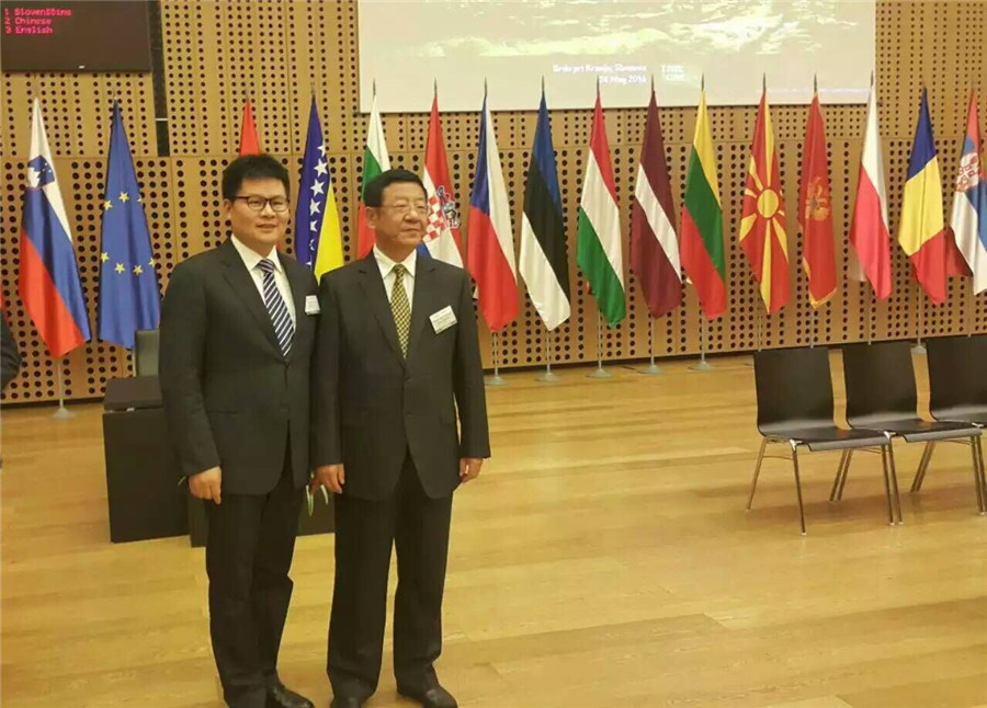 押球(中国)一站式服务平台董事长蒋卫与国家林业局局长张建龙合影.jpg
