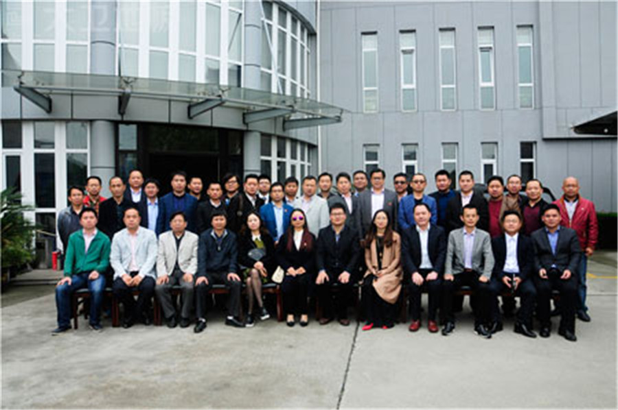 苏州市湖南商会一行在押球(中国)一站式服务平台办公楼前合影.jpg