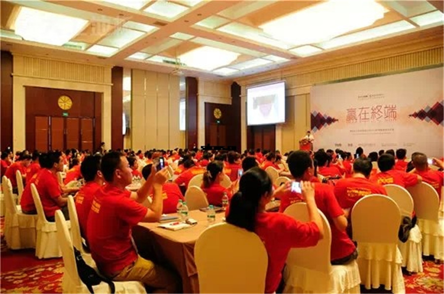 押球官网平台2014年度导购员培训大会现场.jpg