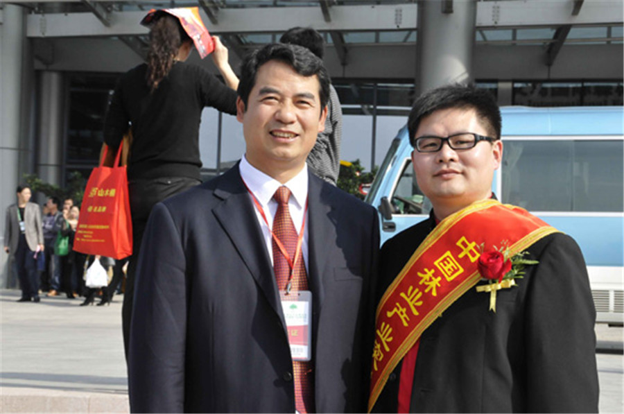 押球(中国)一站式服务平台地板蒋董荣获“中国林业产业突出贡献奖”.jpg